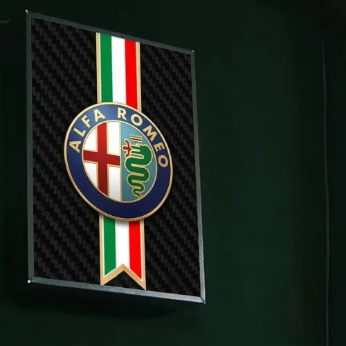Alfa Romeo kit com duas placas luminosas.