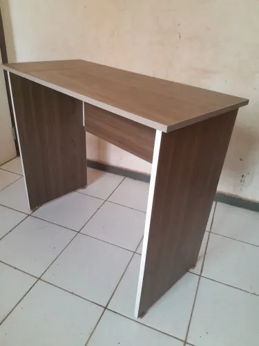 Mesa pra estudo e notebook