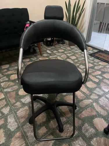 Vendo Cadeira Hidraúlica para salão ou barbearia.