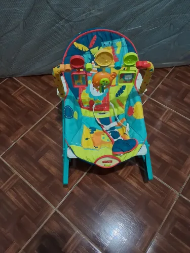 Vendo cadeirinha para bebê 70 reais contato *