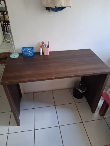 Escrivaninha feito pelo projetista em mdf .medindo 1,09m  por 55cm