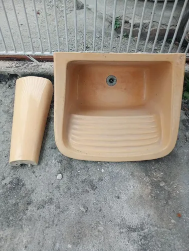 Tanque de louça com coluna