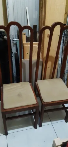 Duas cadeiras de madeira com acento acolchoado
