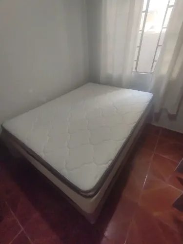 Cama Box Baú com colchão de molas ensacadas.