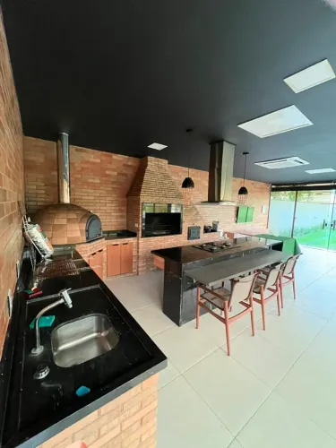 MANSÃO LINDA NA MARINA RIO BELO COM 3 SUÍTES, LAGO COM CARPAS E 1.500 M²