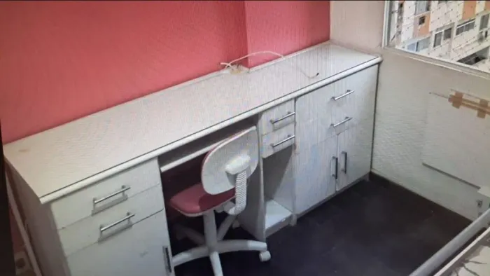 Vendo linda escrivaninha e bancada para trabalho e estudos c/tampo de vidro em bom estado.