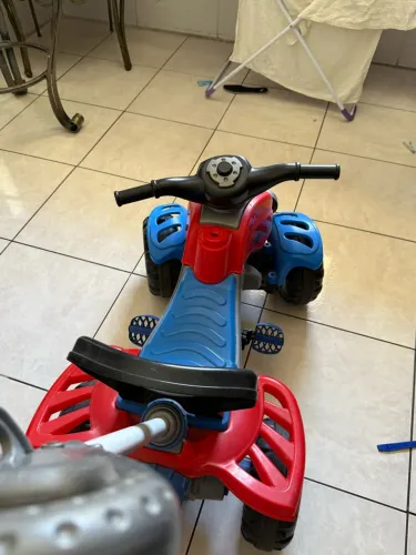 Carrinho pra criança tipo moto com 4 pneus