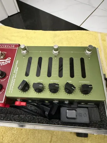 PEDAL DARKGLASS ADAM AGGRESSIVELY DISTORTING ADVANCED MACHINE