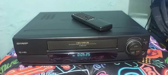 VIDEO CASSETE SHARP 4 CABEÇAS COM CONTROLE REMOTO ORIGINAL. 