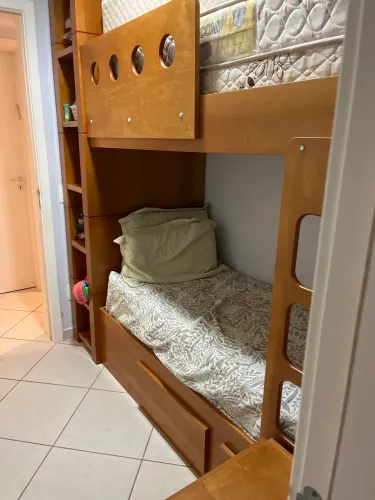 Beliche com gavetas e armário
