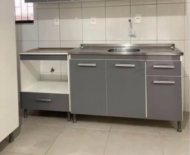 Armário cozinha com a pia, armário para fogão e espaço em baixo para forno microondas