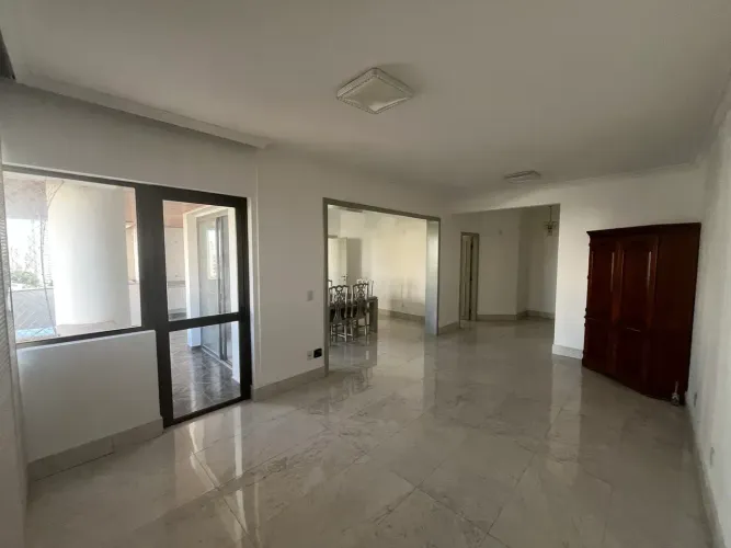 Apartamento de 220m ao lado da Praça Popular