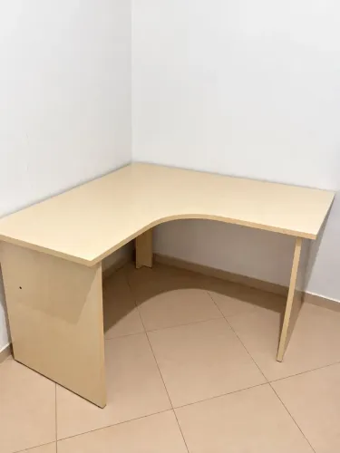 Mesa de escritório de canto já com cadeira.