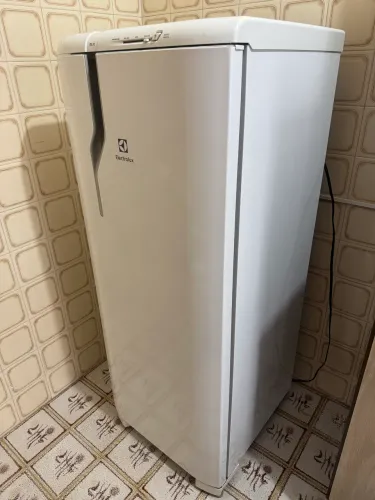 Geladeira Eletrolux 240L