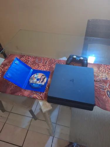 PlayStation 4 com gta 5, um controle