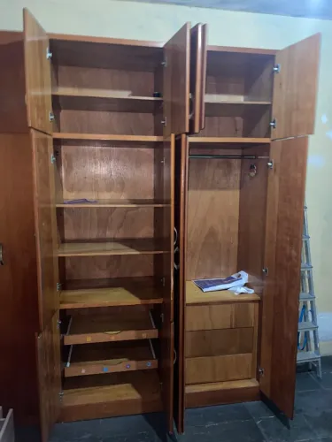 Guarda roupa de madeira