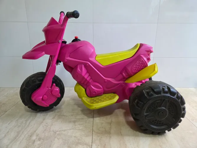 Moto Elétrica Bandeirante XT3 6V Marchas Frente e Ré Velocidade 3,5 Km/h