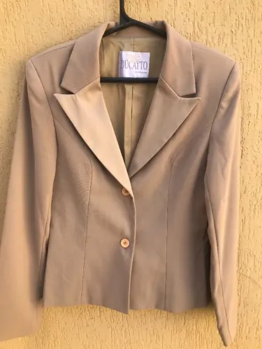 Blazer Clássico Off White Com Ombreiras Da Marca Ducatto