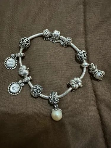 Pulseira da Pandora com nove berloques originais