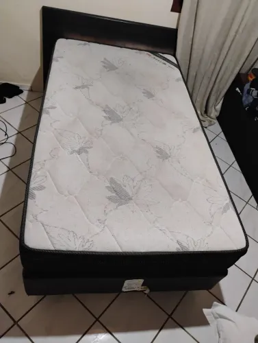 Vendo cama solteiro box ,bem larga. Medindo 2,97x113