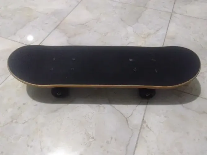 Skate infantil + kit de proteção completo