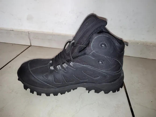 Bota Masculina Preta, estilo coturno Tam 44 só 300,00 reais 