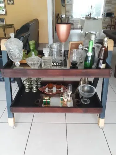 Aparadores de madeira de diversos modelos e tamanhos