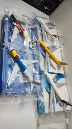 Aviões em metal escala 1/400 com base de acrílico