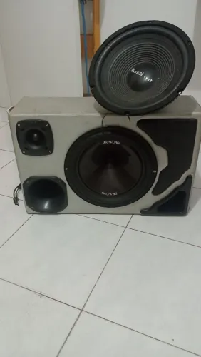 Caixa de som Trio Automotiva.