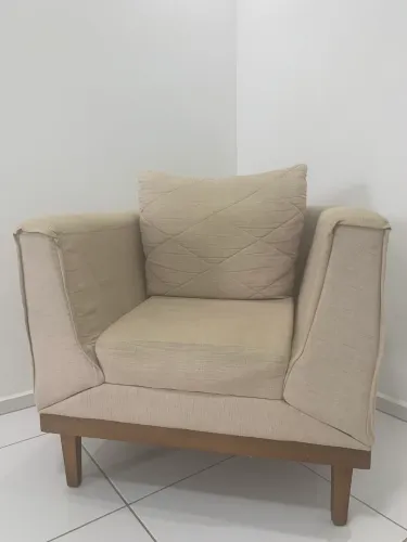 Poltrona Estofada com Base de Madeira