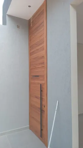 Porta pivotante com painel 
