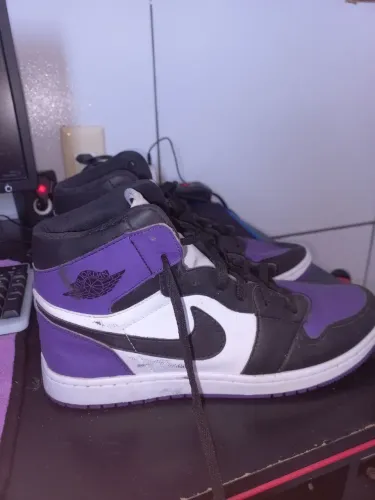 Tênis Air Jordan roxo