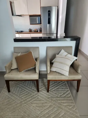 Poltronas Bege Pés Madeira Maciça