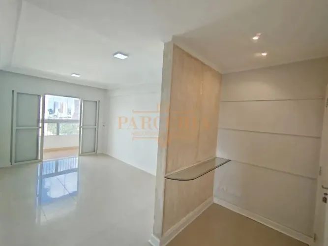 Apartamento de 2 dormitórios com móveis planejados e sacada em Araçatuba