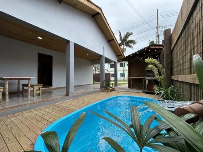 Casa pátio privado e piscina 300m da Praia da Ferrugem