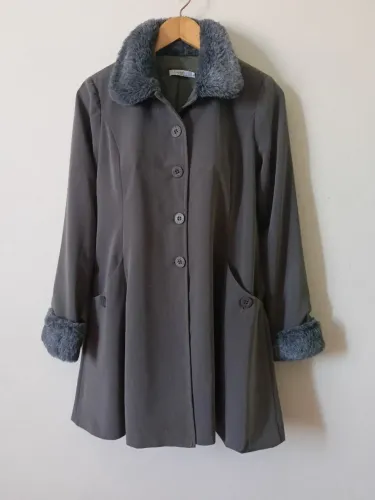 Casaco sobretudo feminino em tecido forrado gola e punhos com aplicação de pelos