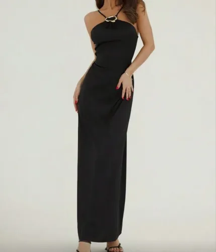 Vestido preto de festa com detalhe dourado