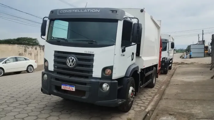 Caminhão compactador de lixo 