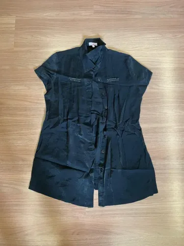 Diversas blusas, casaco, calças, vestidos saia, em excelente estado.