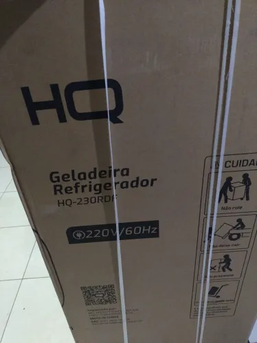 Geladeira nova na caixa. ( Nova)