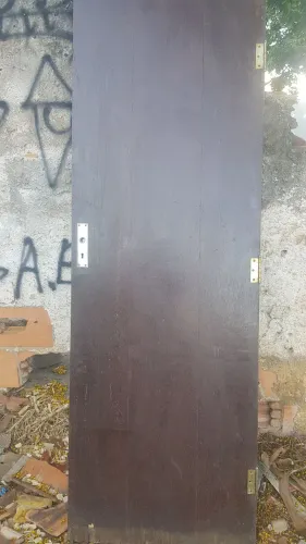 Porta de prancheta usada com fechada e maçaneta e dobradiças