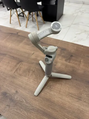 estabilizador de celular (gimbal) da marca DJI