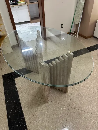 Mesa - pé de mármore travertino e tampo de vidro oval