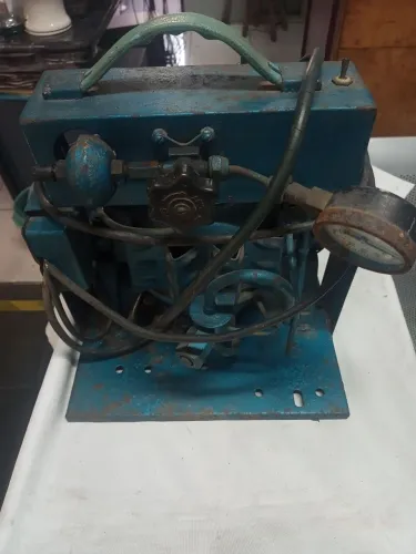 Bomba de vácuo antiga para retirar ar da tubulação de geladeira e freezer 