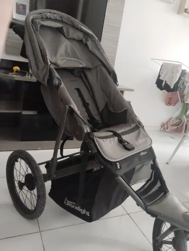 Carrinho joovy Americano 3 rodas com teto solar 
