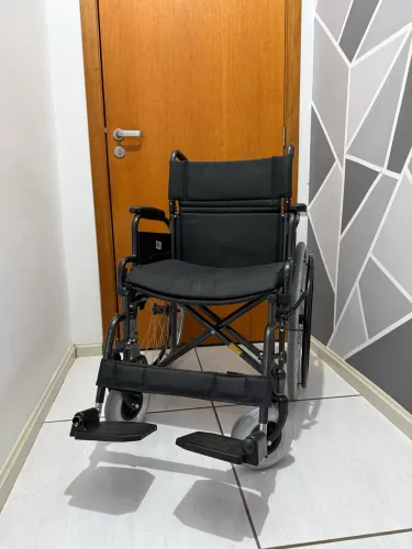 Cadeira de Rodas Aço Dobrável até 120 Kg D400 Dellamed Seminova