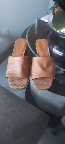 Sandália Constance em Couro Bege - Elegância e Conforto