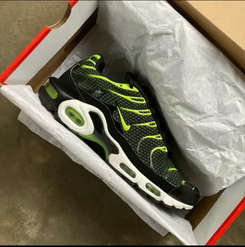 AIR MAX PLUS BLACK DARK GREY VOLT 