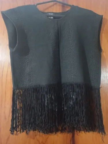 Cropped Colcci preto, sem mangas, texturizado, com franjas na barra.