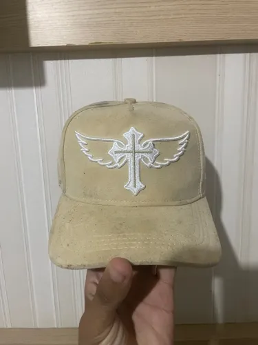 Boné Bege original mais sete um com Cruz e Asas Bordadas